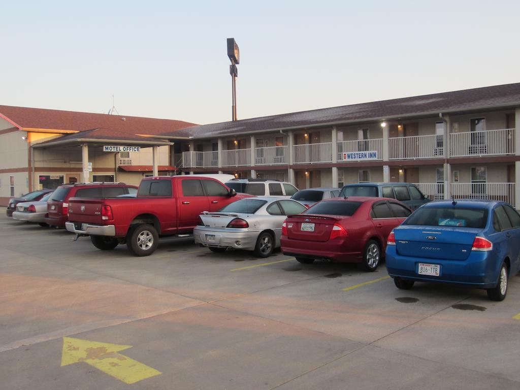 First Western Inn - Fairmont City מראה חיצוני תמונה
