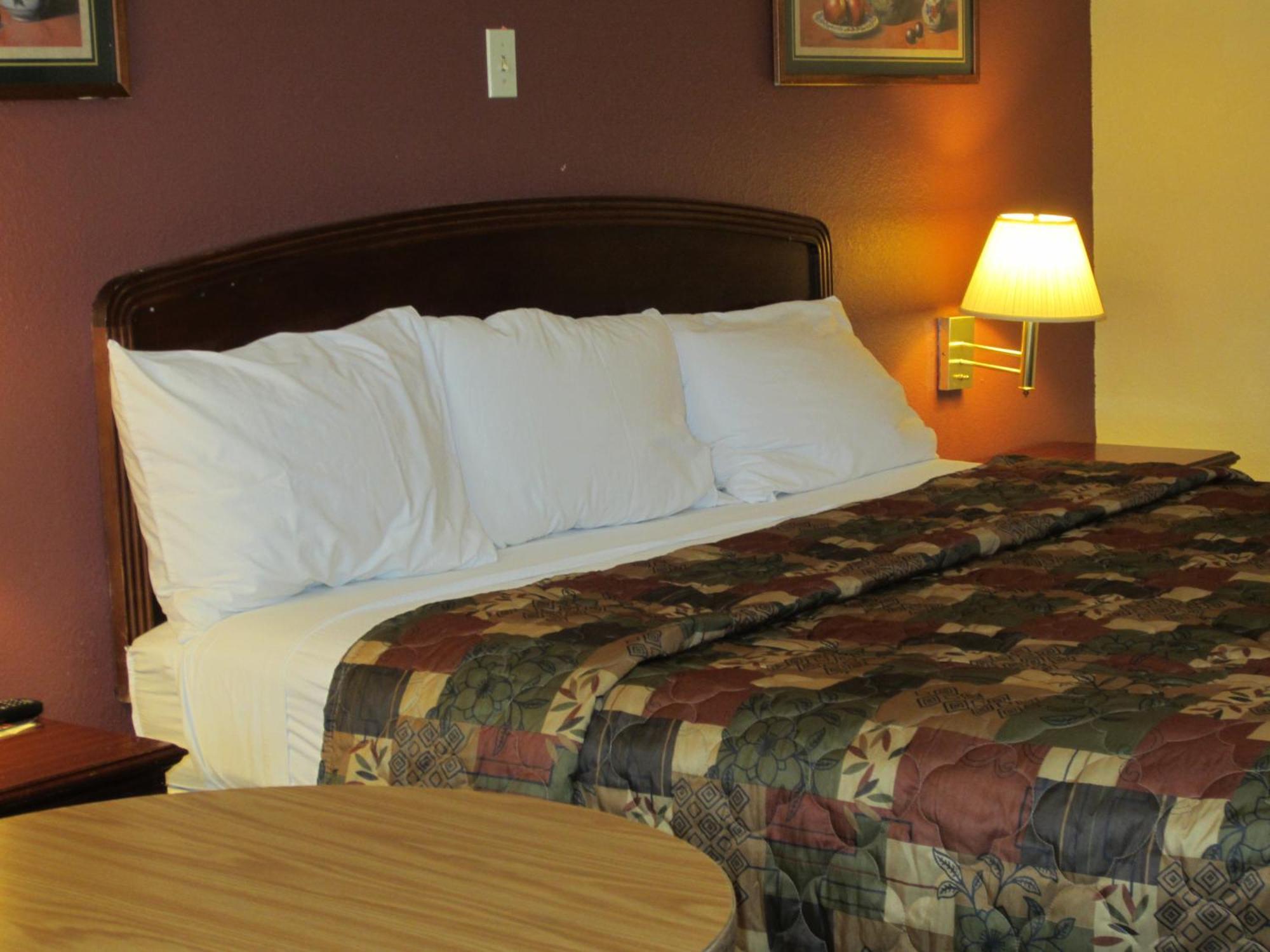 First Western Inn - Fairmont City מראה חיצוני תמונה