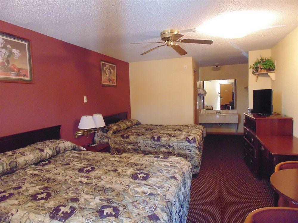 First Western Inn - Fairmont City מראה חיצוני תמונה