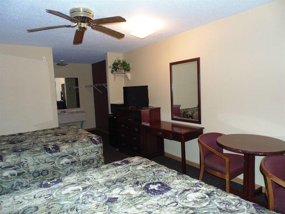 First Western Inn - Fairmont City מראה חיצוני תמונה