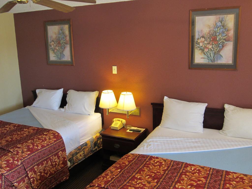 First Western Inn - Fairmont City מראה חיצוני תמונה