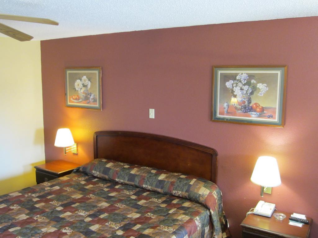 First Western Inn - Fairmont City מראה חיצוני תמונה