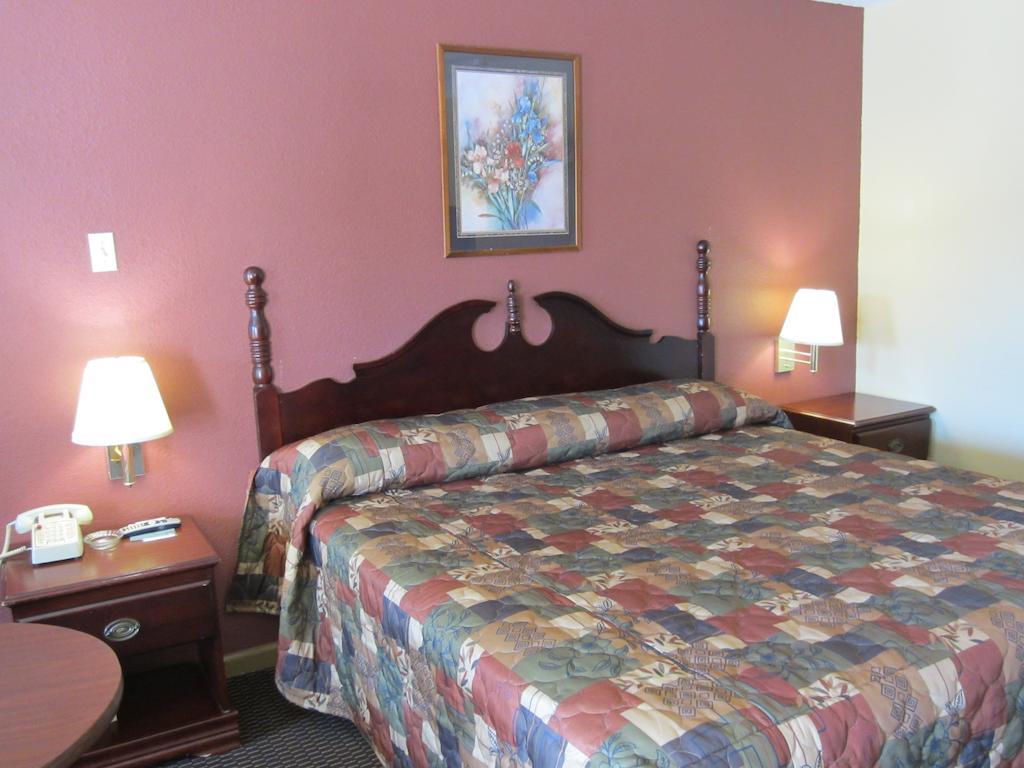 First Western Inn - Fairmont City מראה חיצוני תמונה