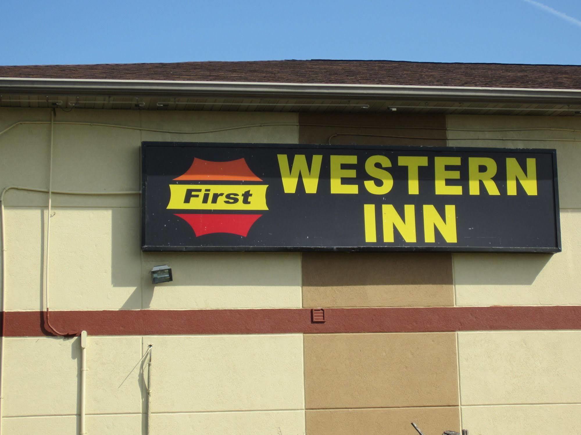 First Western Inn - Fairmont City מראה חיצוני תמונה