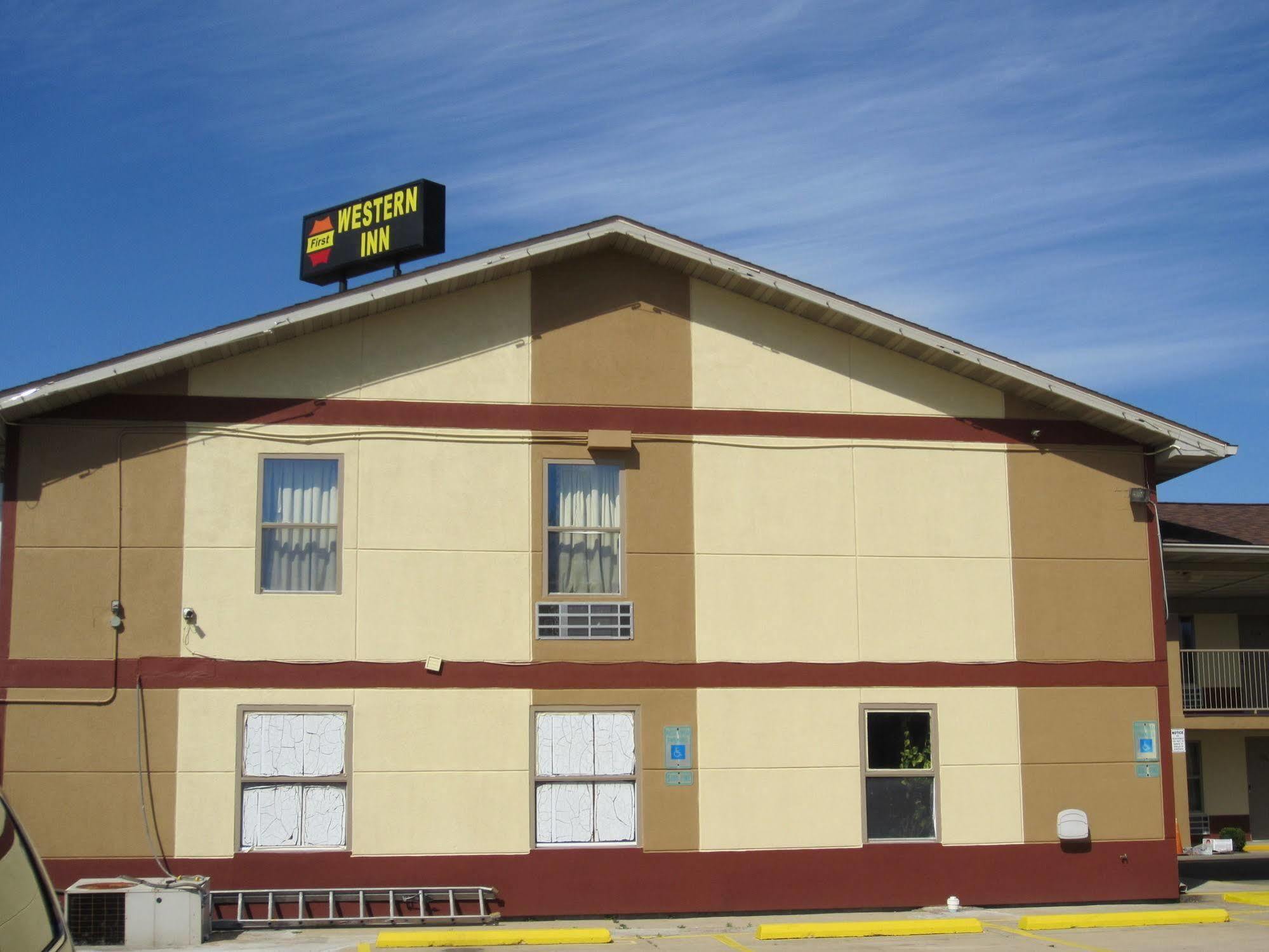 First Western Inn - Fairmont City מראה חיצוני תמונה