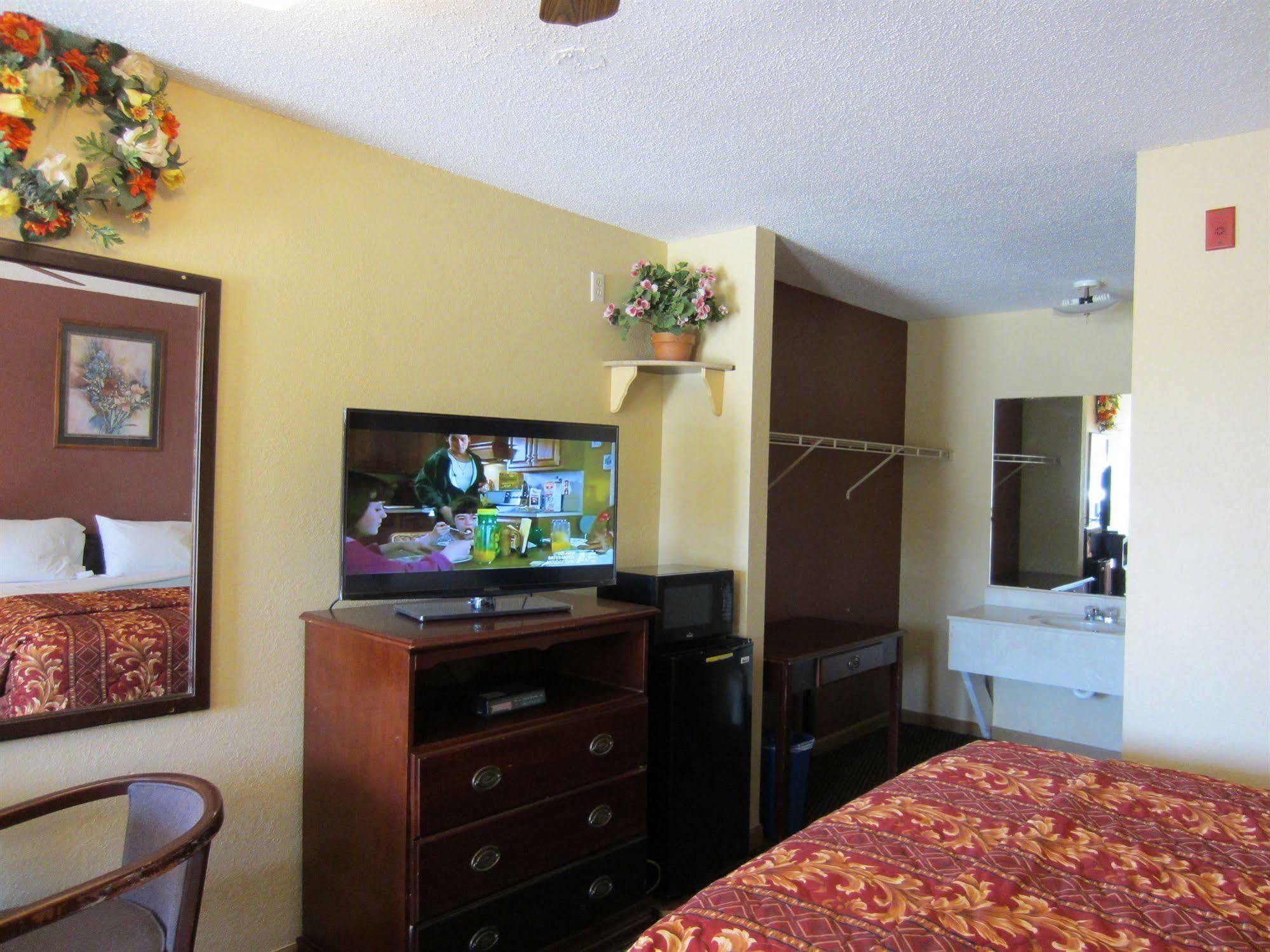 First Western Inn - Fairmont City מראה חיצוני תמונה