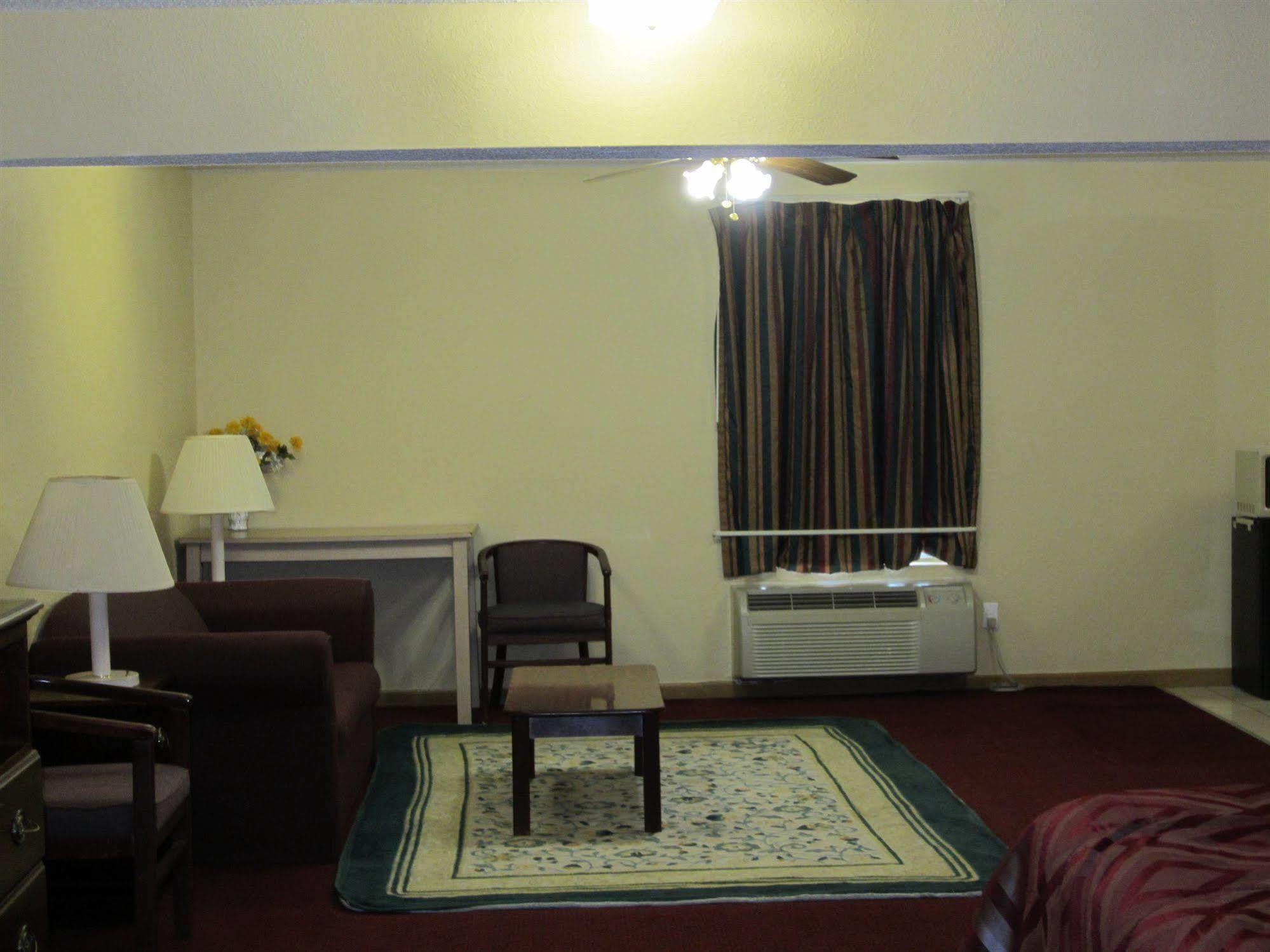First Western Inn - Fairmont City מראה חיצוני תמונה