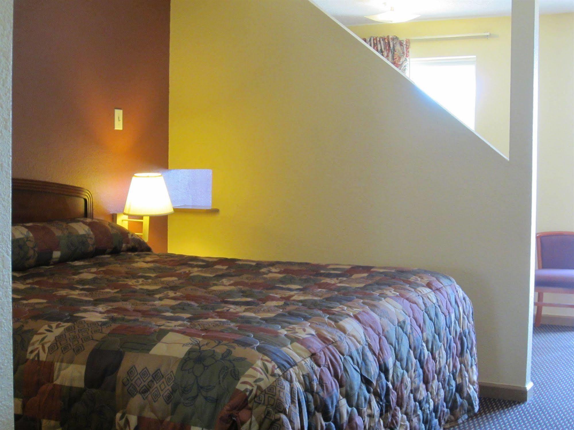First Western Inn - Fairmont City מראה חיצוני תמונה