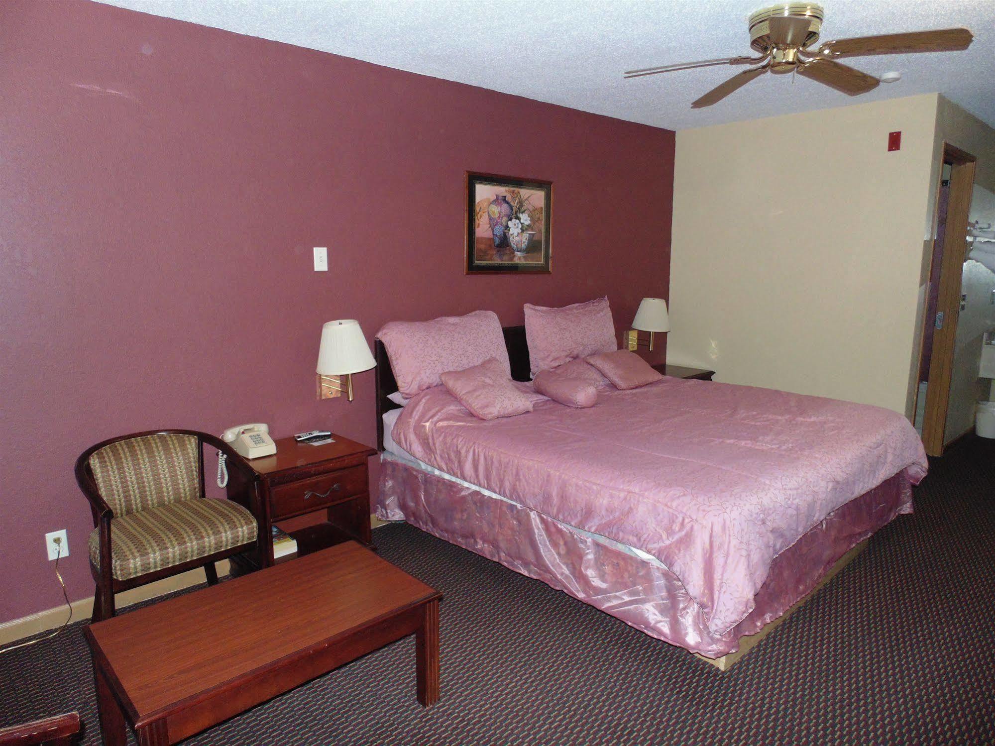 First Western Inn - Fairmont City מראה חיצוני תמונה