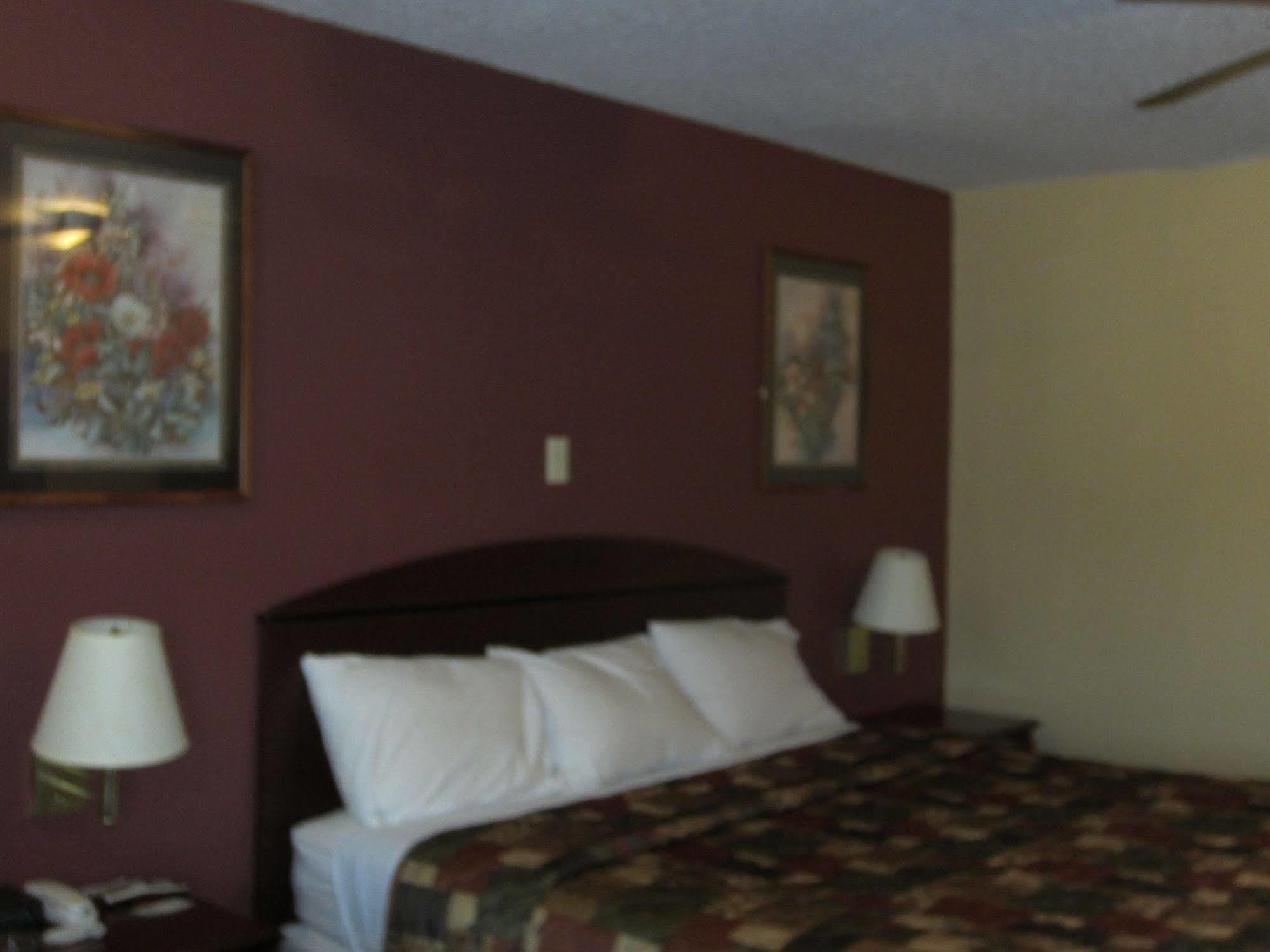 First Western Inn - Fairmont City מראה חיצוני תמונה
