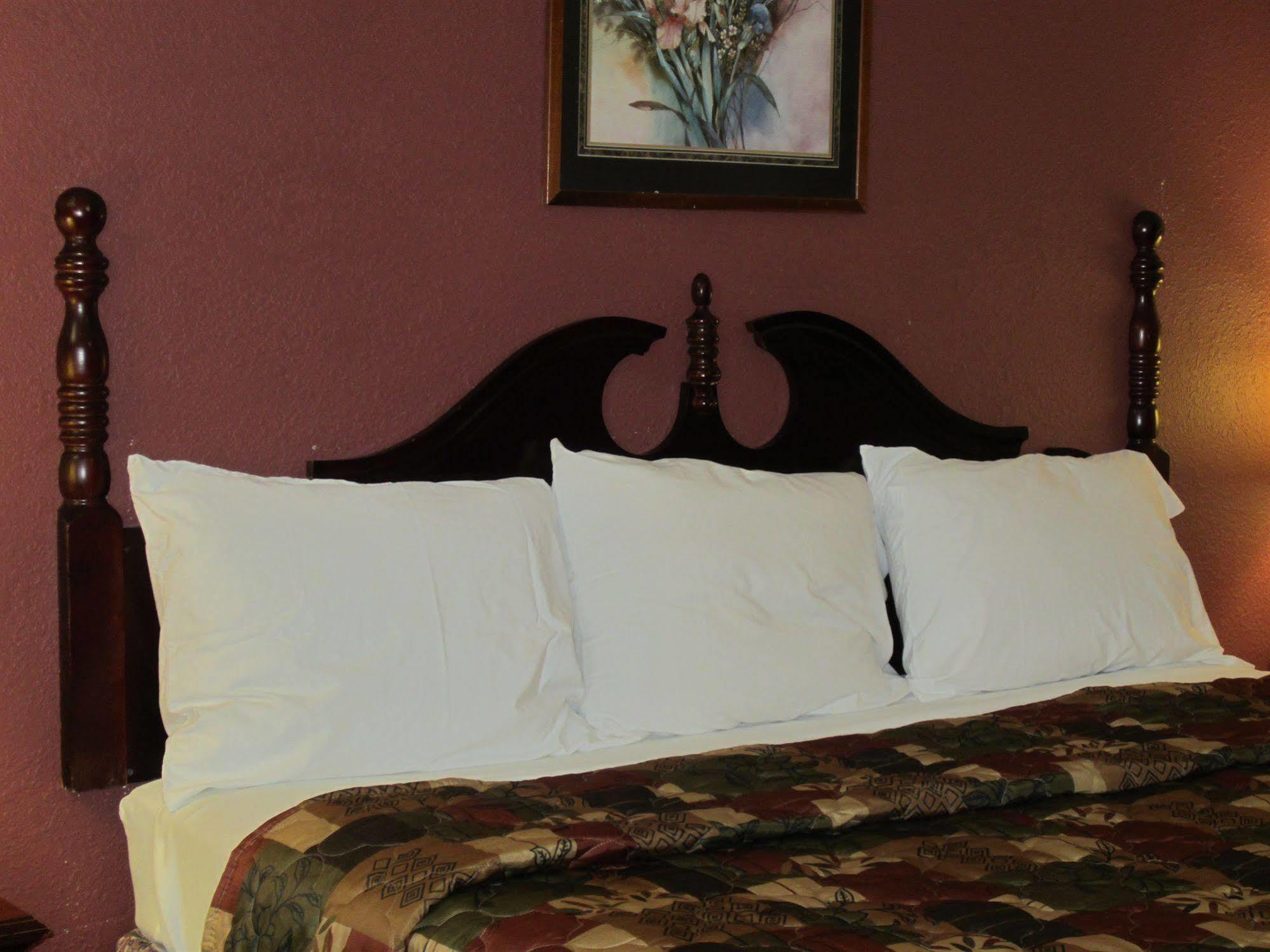 First Western Inn - Fairmont City מראה חיצוני תמונה