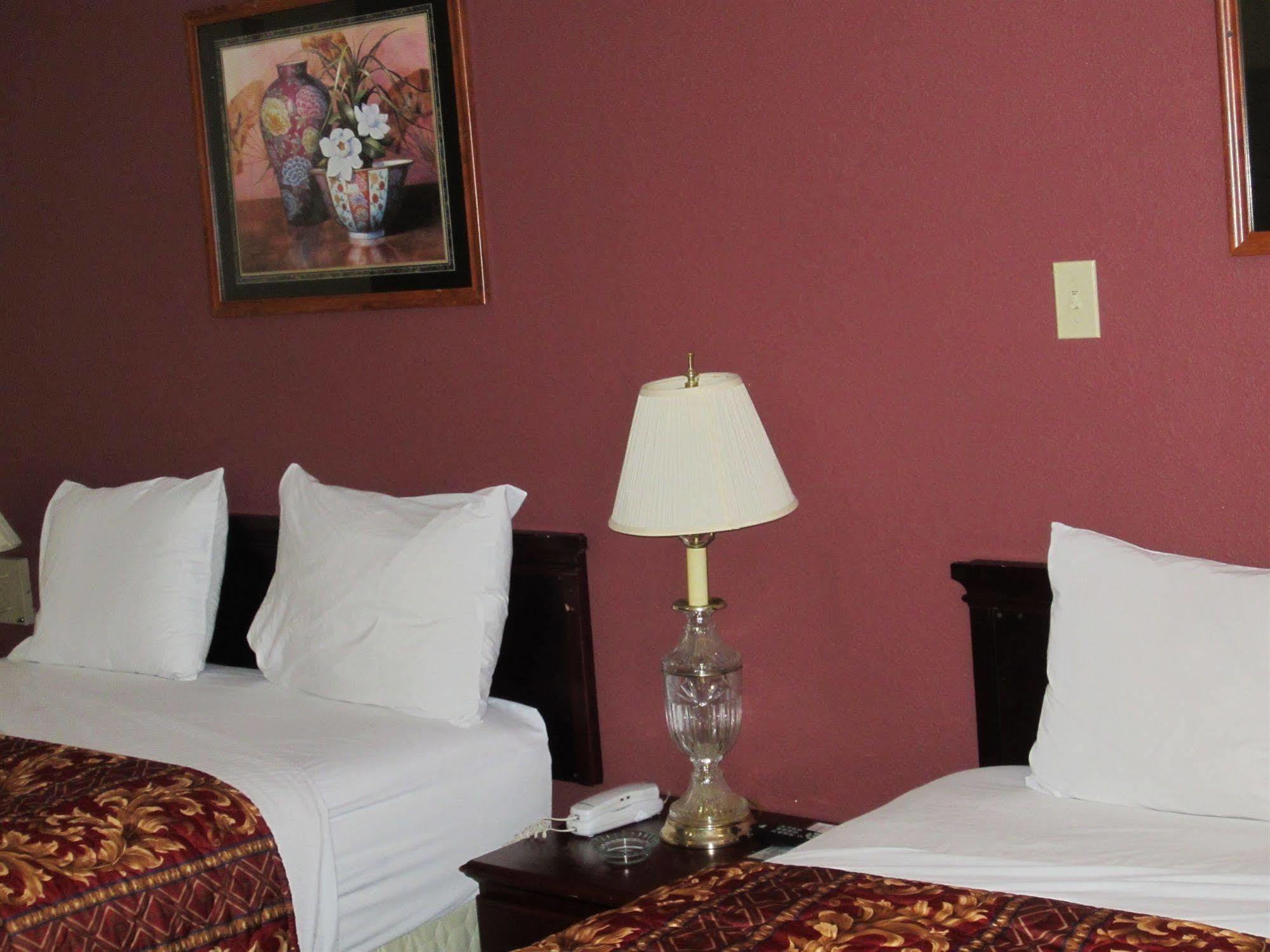 First Western Inn - Fairmont City מראה חיצוני תמונה