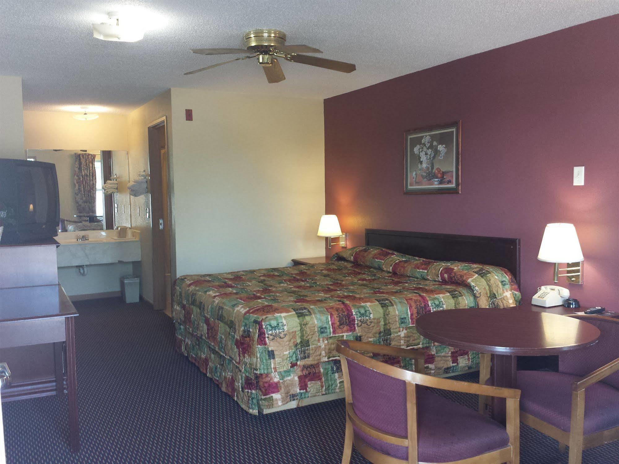 First Western Inn - Fairmont City מראה חיצוני תמונה