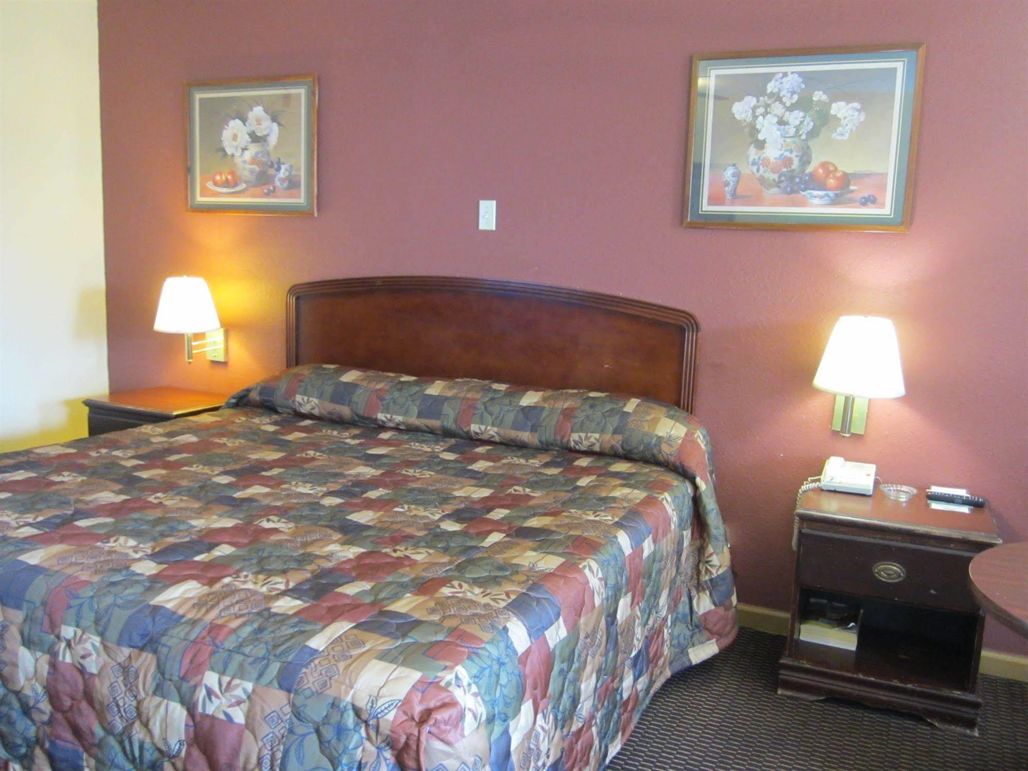 First Western Inn - Fairmont City מראה חיצוני תמונה